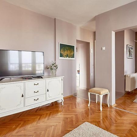 Spacious Modern Apartment In Peaceful Neighborhood สโกเปีย ภายนอก รูปภาพ