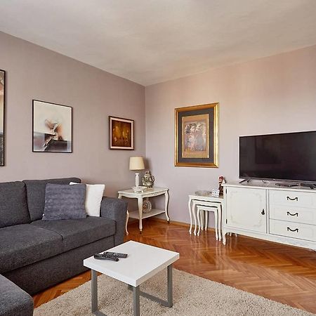 Spacious Modern Apartment In Peaceful Neighborhood สโกเปีย ภายนอก รูปภาพ