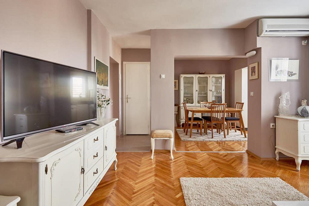 Spacious Modern Apartment In Peaceful Neighborhood สโกเปีย ภายนอก รูปภาพ