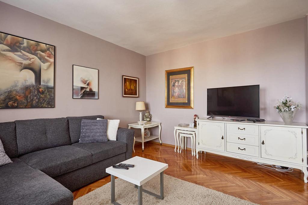Spacious Modern Apartment In Peaceful Neighborhood สโกเปีย ภายนอก รูปภาพ